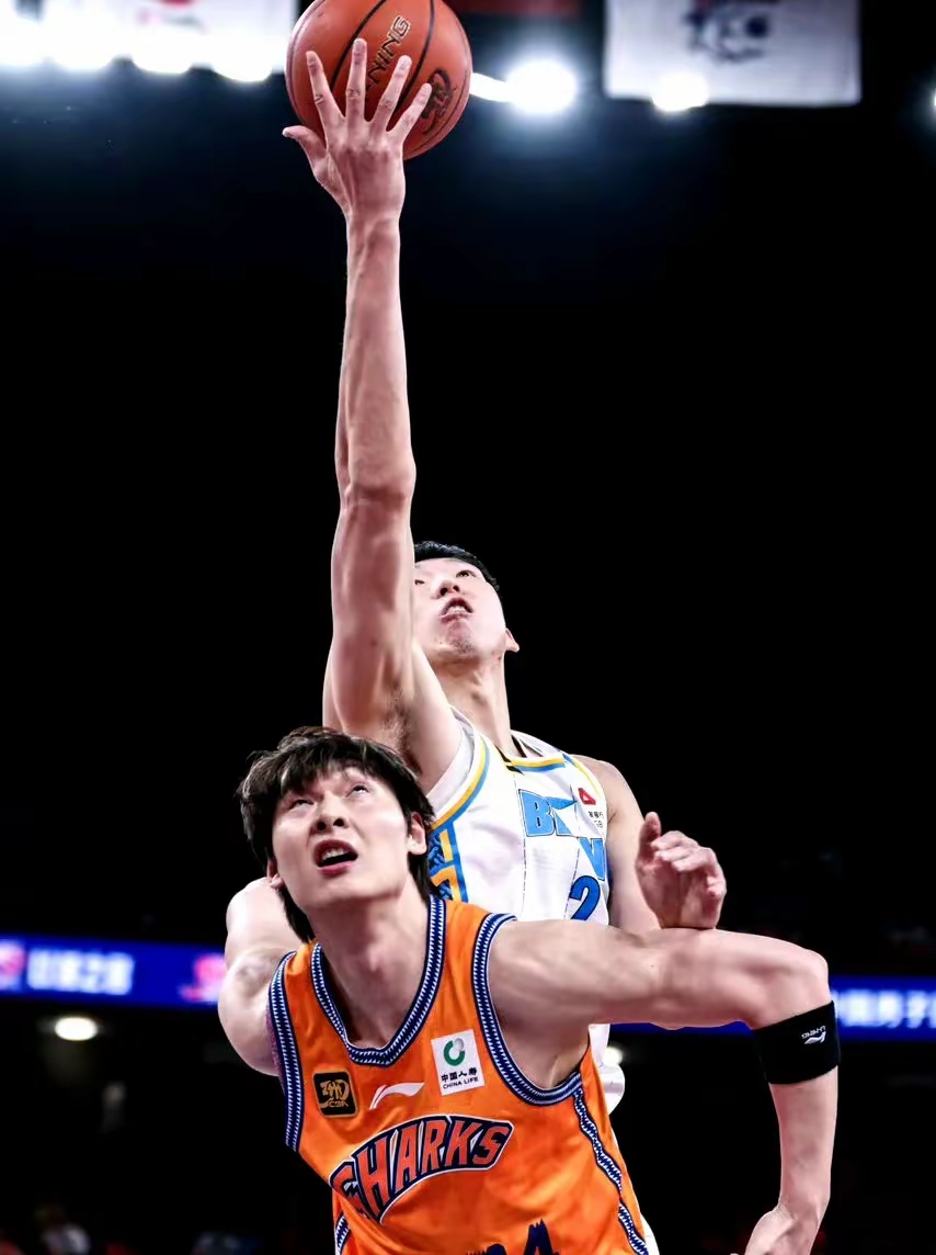 关键时刻CBA常规赛焦点战，埃因霍温防线松动，气氛紧张，团队化学反应显著的简单介绍