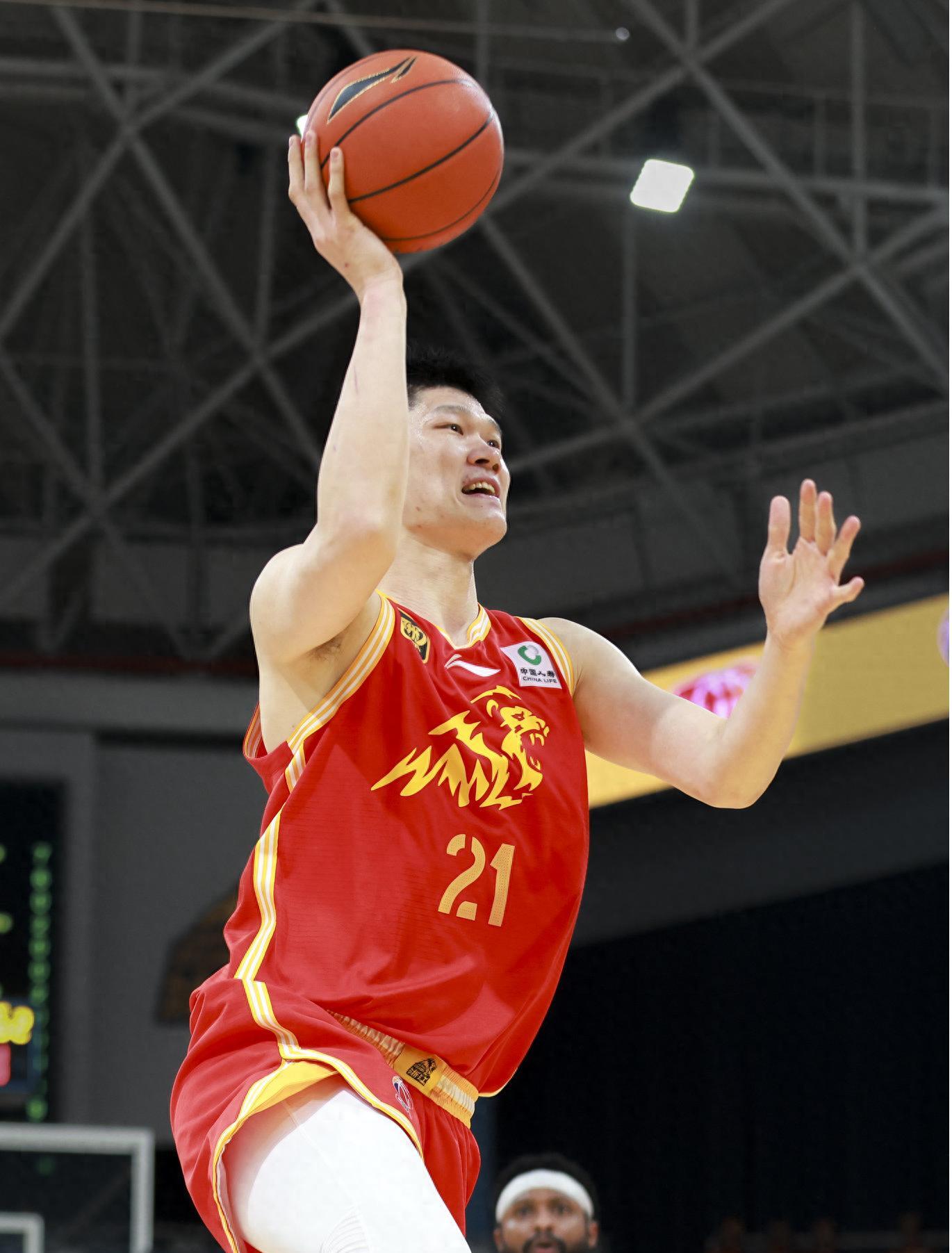 关键时刻CBA常规赛焦点战，埃因霍温防线松动，气氛紧张，团队化学反应显著的简单介绍